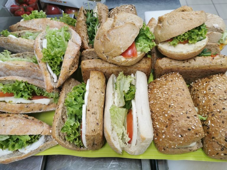 Plateau met belegde broodjes en sandwiches