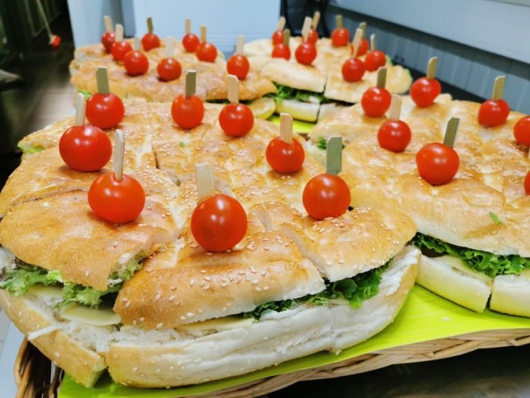 Belegde broodjes met cherrytomaat op een prikker