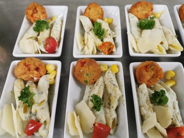 Pastaschaaltjes met kaas en groenten