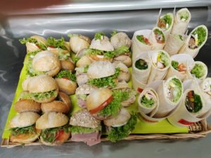 Plateau met broodjes en wraps voor een receptie