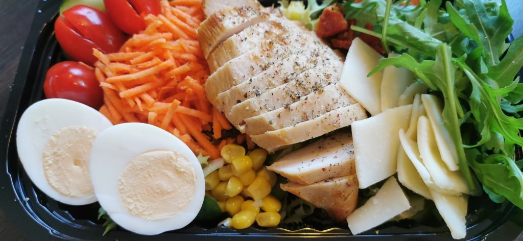 Salade met kip, ei en groenten