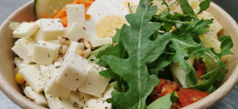 Verse salade in een schaal