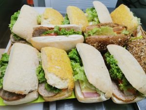Belegde sandwiches en pistolets